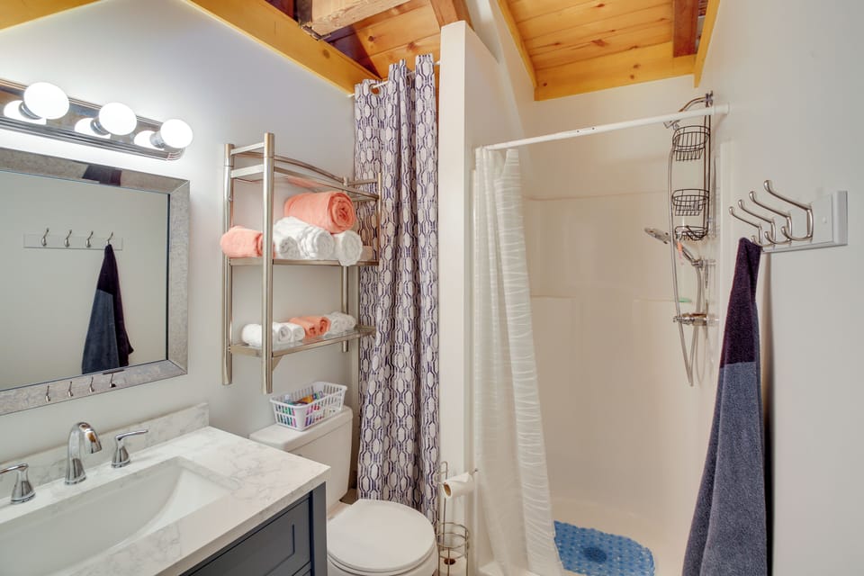 Full Bathroom | Complimentary Toiletries | 2nd Floor