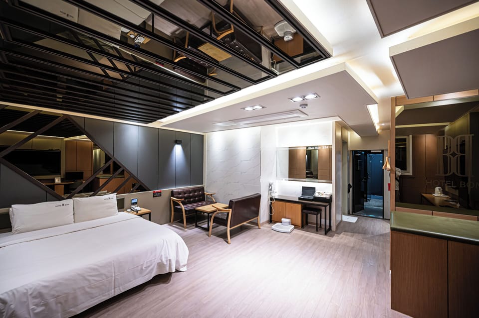 Standard Suite (Unmanned/Check-in 6PM) | Laptop workspace, free WiFi