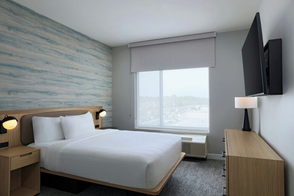 Suite, 1 Bedroom | Desk, laptop workspace, WiFi (free), bed sheets