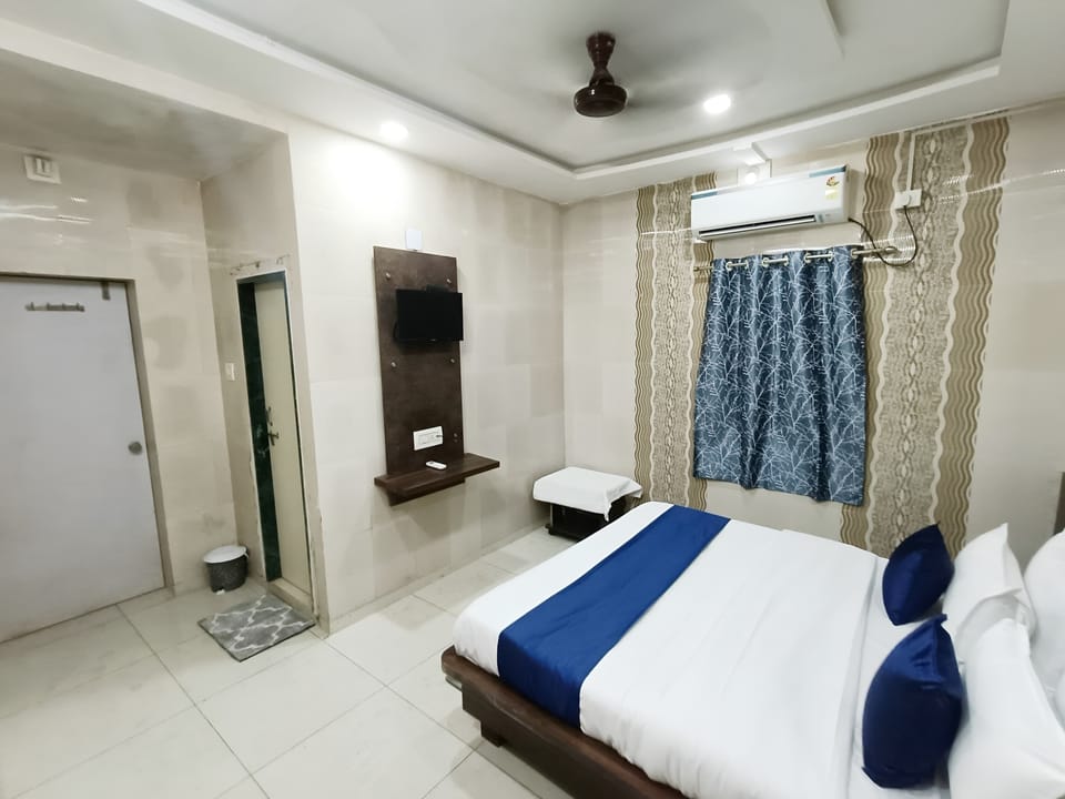 Deluxe Double Room, City View | Hypo-allergenic bedding, desk, rollaway beds, free WiFi