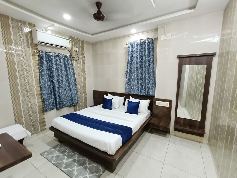 Deluxe Double Room, City View | Hypo-allergenic bedding, desk, rollaway beds, free WiFi