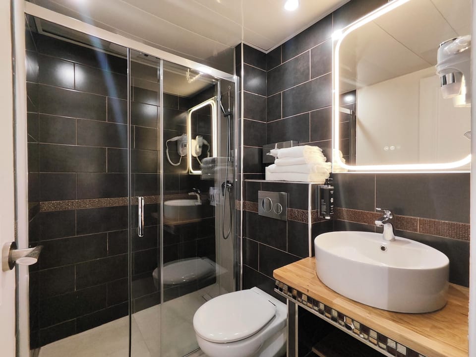 Double Room | Bathroom | Free toiletries, hair dryer, towels