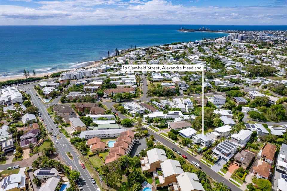 This holiday home is located very close to the beach and Alexandra Headland. 