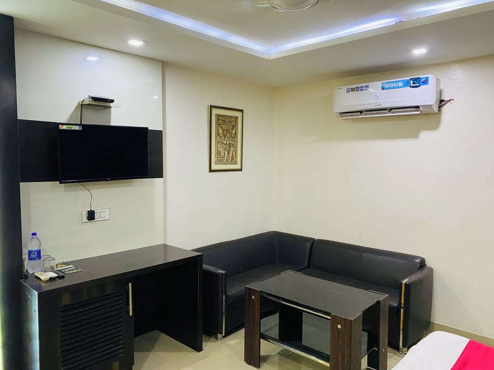 Desk, laptop workspace, free WiFi