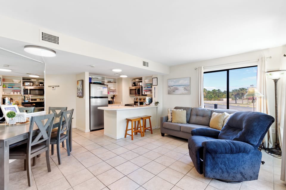 Signature Condo, 2 Bedrooms, Pool View | Living room | Smart TV