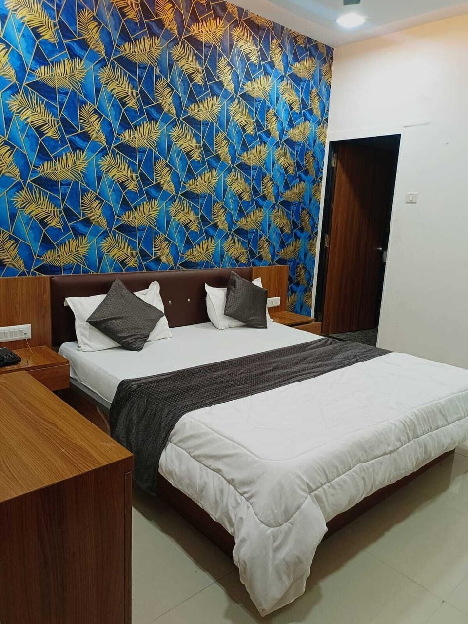 Deluxe Double Room, City View | Bathroom | Shower, rainfall showerhead, free toiletries, soap