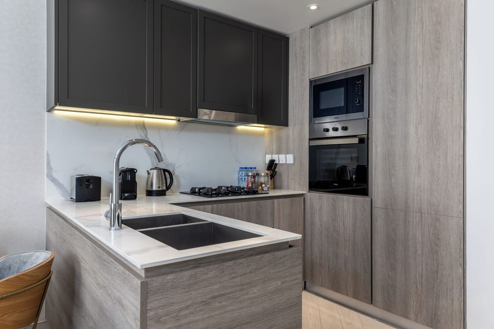 Deluxe Apartment, Balcony, City View | Private kitchen | Fridge, microwave, oven, stovetop