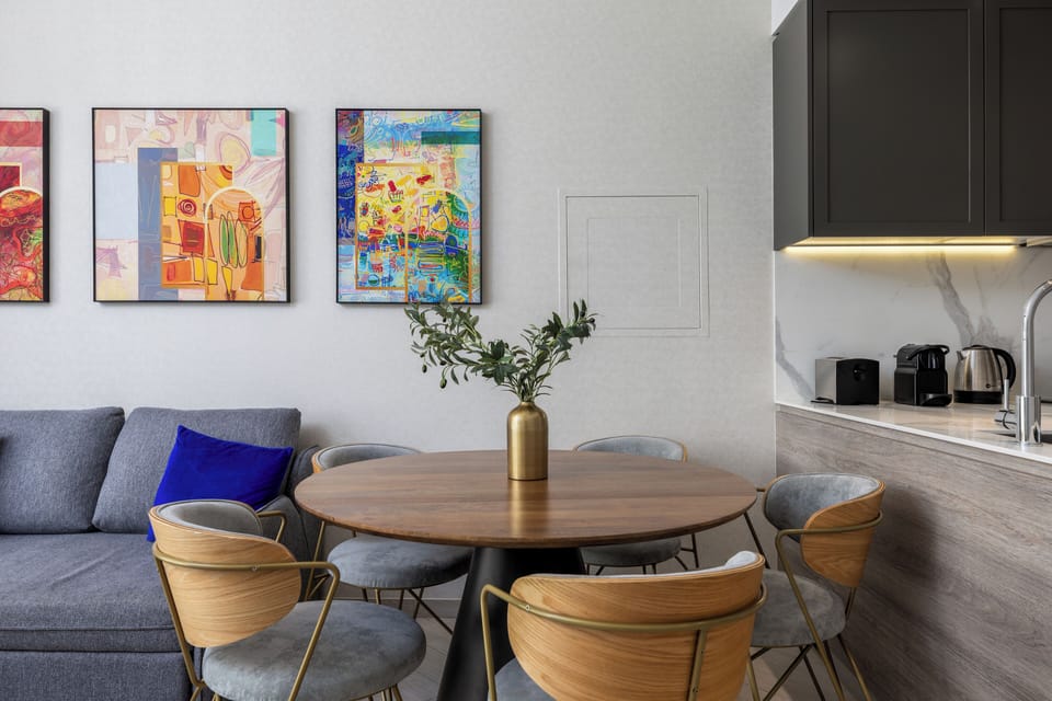 Deluxe Apartment, Balcony, City View | Dining room