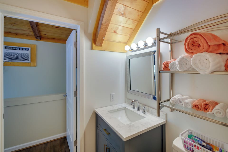 Hot Springs Cabin w/ Deck + Mountain Views! Cottage in Garland County