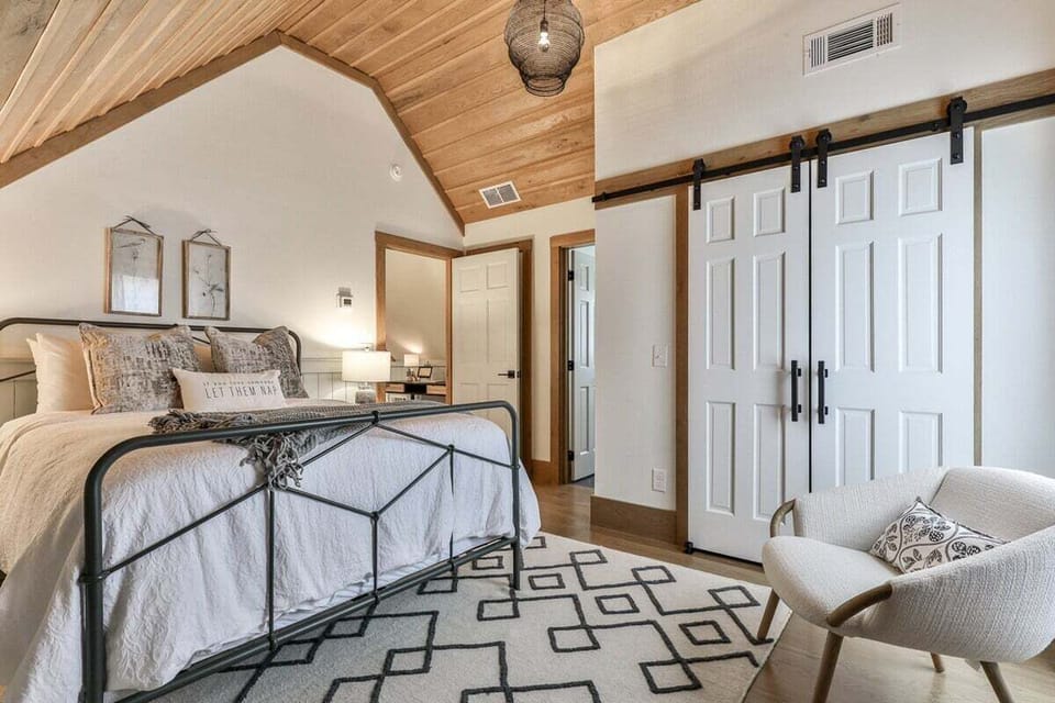 Upstairs Queen Bedroom