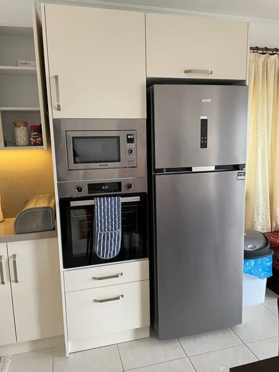 Kitchen oven, microwave and fridge/freezer