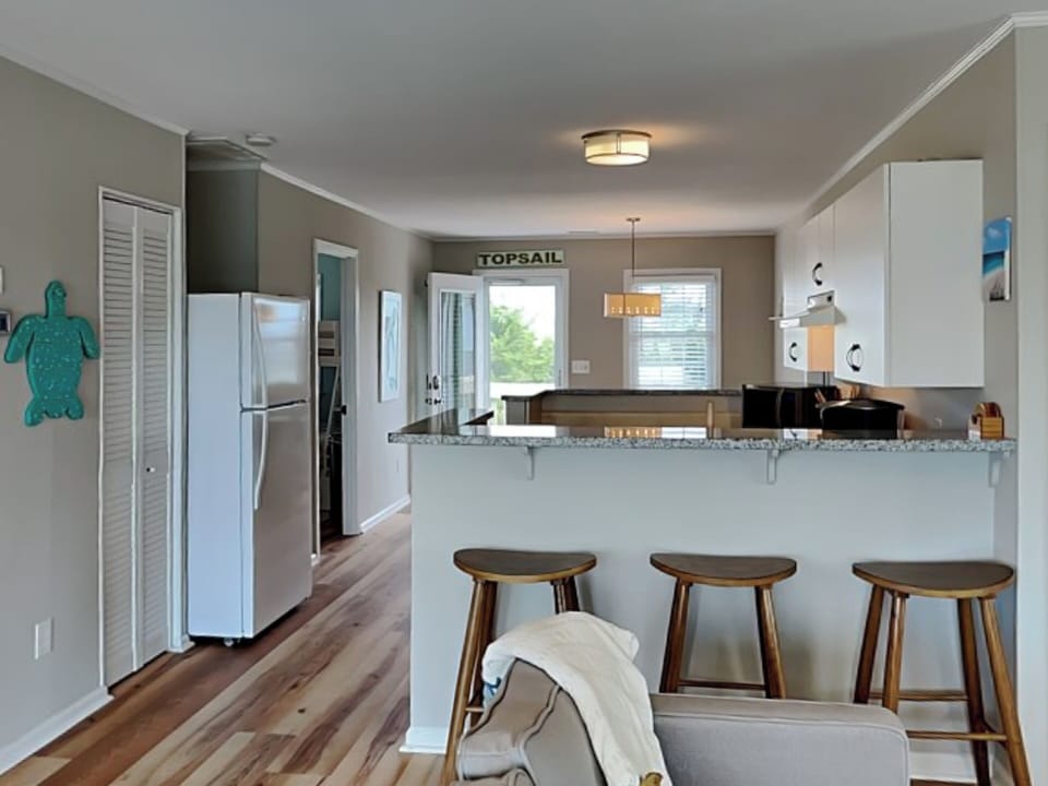 Breakfast Bar - Seating for 3