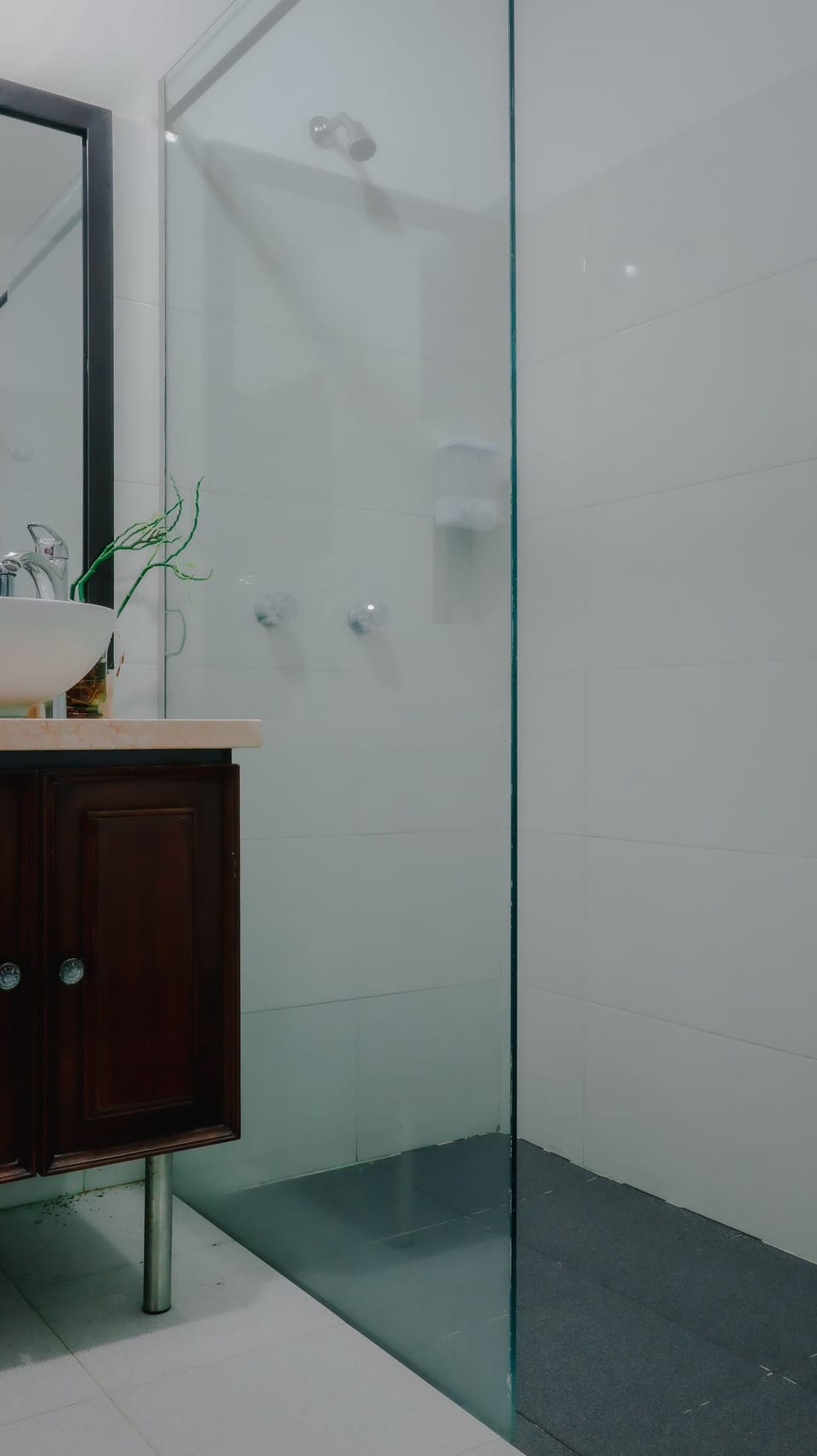 Standard Twin Room | Bathroom | Shower, towels, soap, shampoo