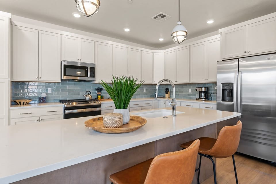 Condo, 3 Bedrooms | Private kitchen | Fridge, oven, coffee/tea maker, toaster