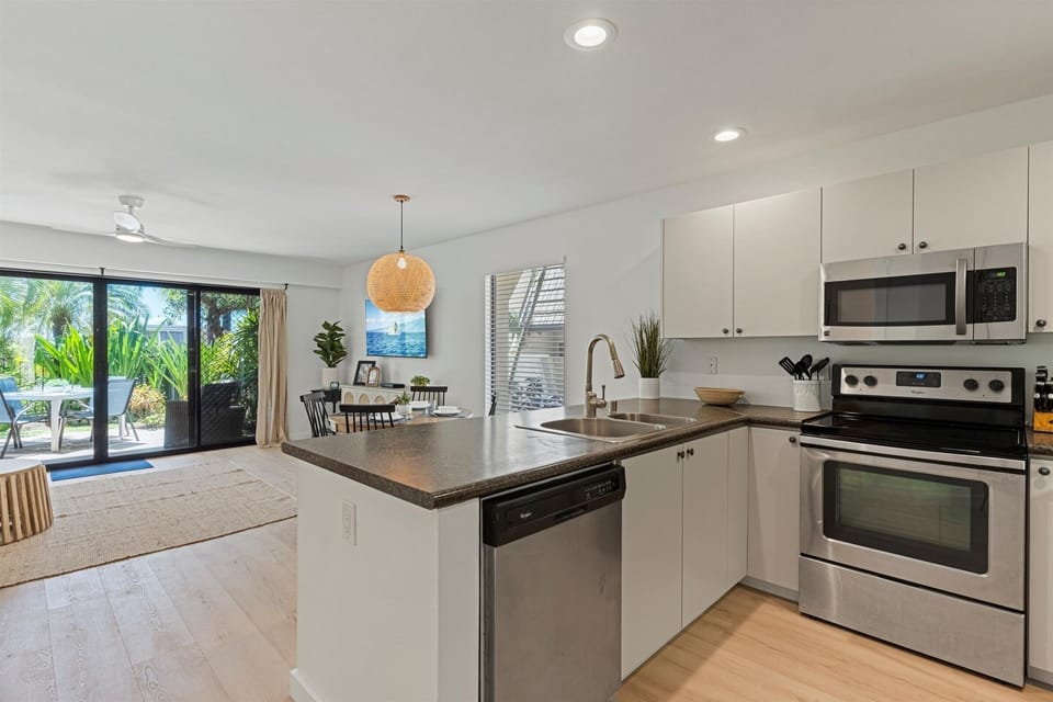 Condo, 1 Bedroom | Private kitchen | Coffee/tea maker, fridge, oven, stovetop