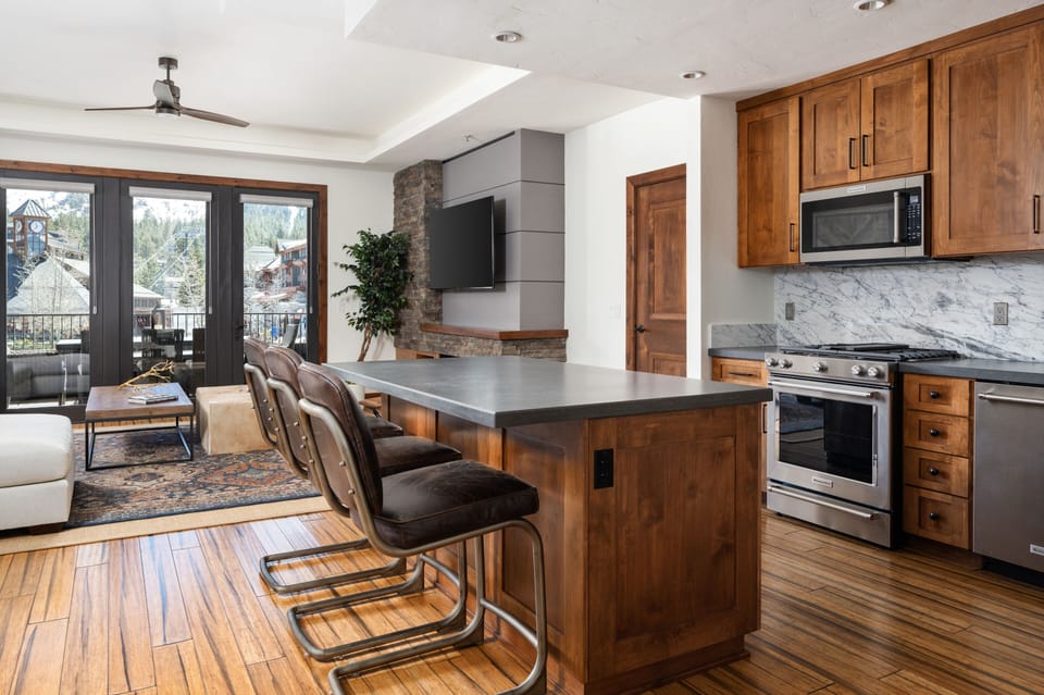 Condo, 4 Bedrooms | Private kitchen | Fridge, oven, toaster