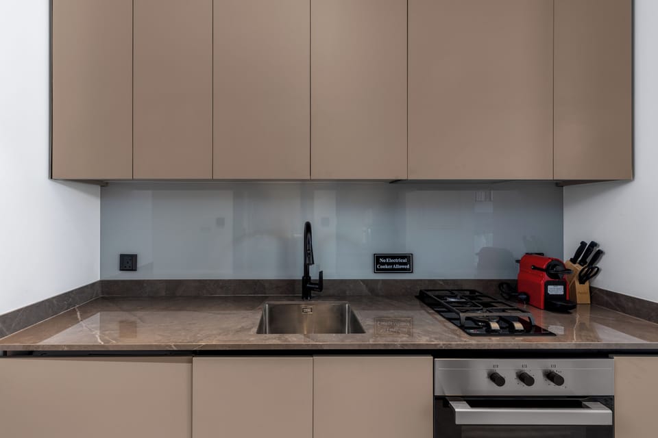 Deluxe Studio, Balcony, City View | Private kitchen | Fridge, microwave, oven, stovetop