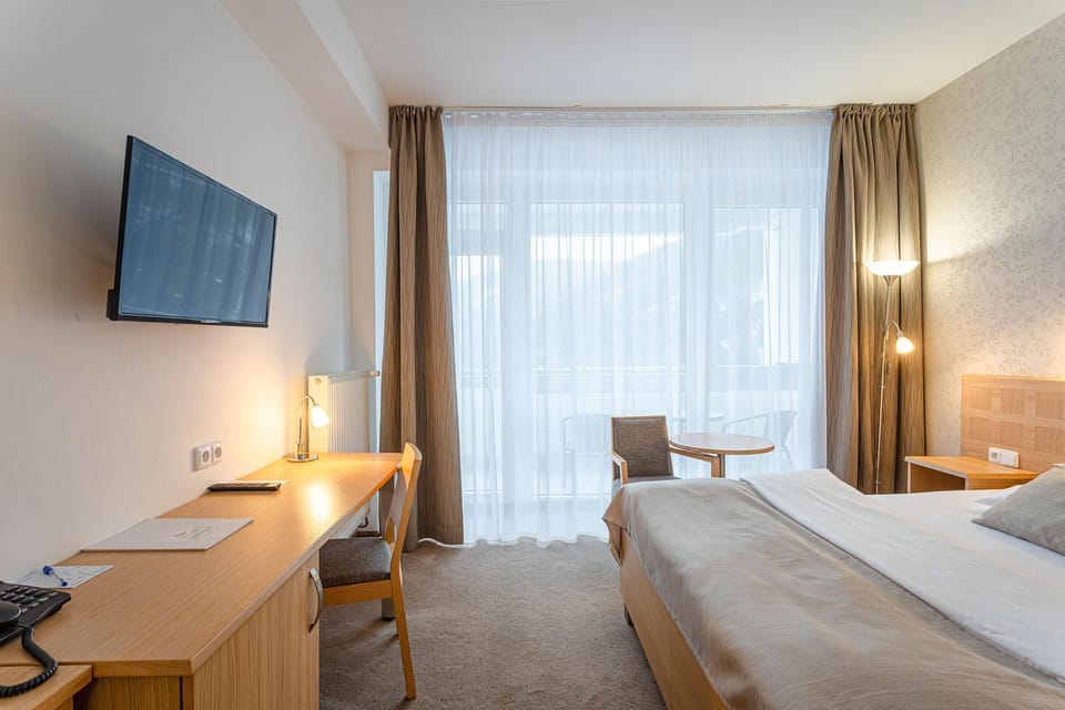 In-room safe, desk, free WiFi
