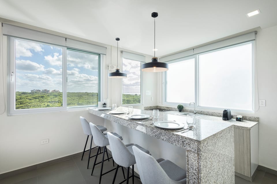 Luxury Studio Suite, 1 King Bed with Sofa bed, Balcony, Ocean View | Private kitchen