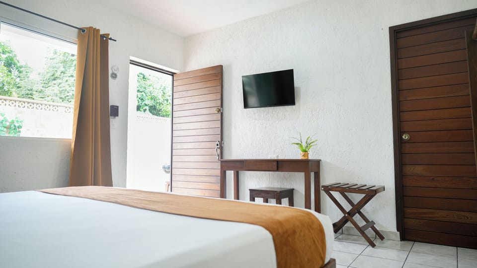 Standard Room, 1 Queen Bed, Pool View | Laptop workspace, WiFi (free)