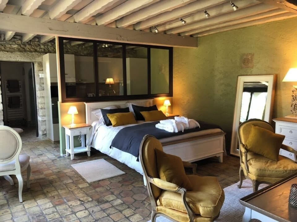 Luxury Studio Suite, Garden View | Laptop workspace, blackout drapes, soundproofing, iron/ironing board
