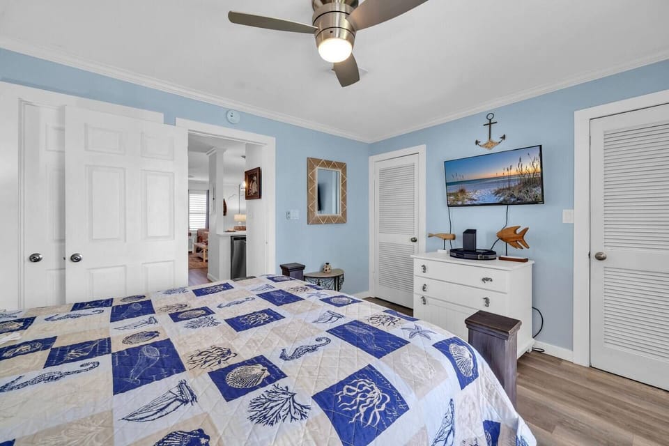 Queen Bedroom w/TV