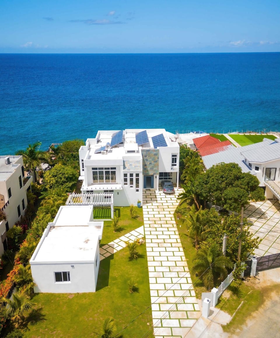 Windward - 5BR Ocean Front Villa w/ Staff (1415)