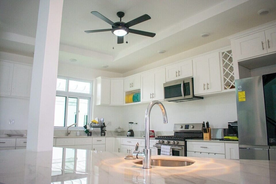 Windward - 5BR Ocean Front Villa w/ Staff (1254)