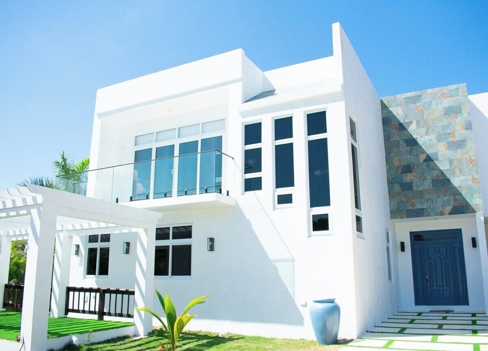 Windward - 5BR Ocean Front Villa w/ Staff (1272)