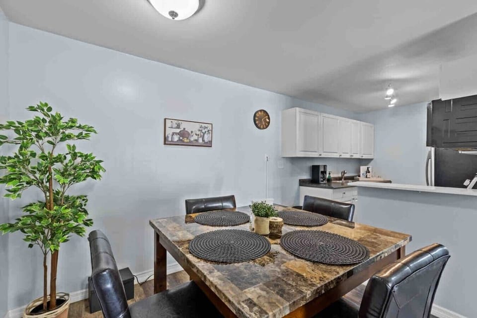 Dinning room with high top table and 4 chairs