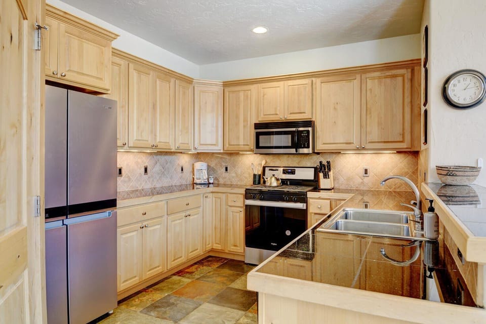 Fully Stocked Kitchen With Island Bar Seating For 2 People