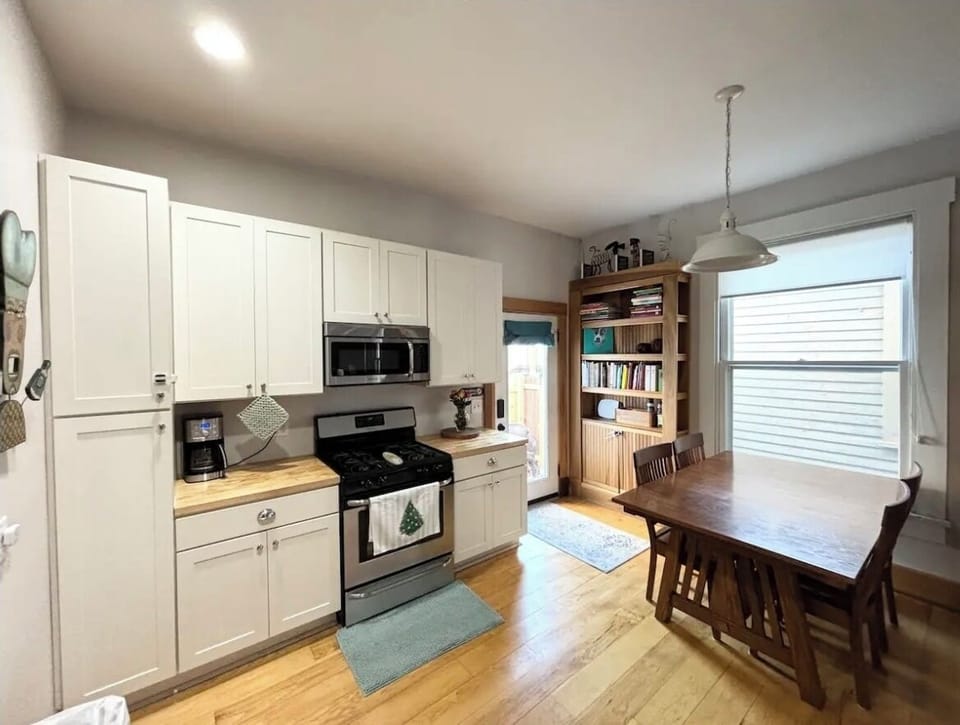 Fully stocked kitchen
Need something? Just ask :)