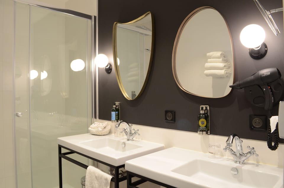 Chambre Prestige Chateau | Bathroom | Free toiletries, towels