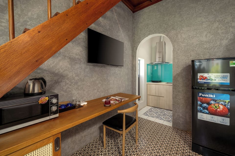 Family Studio Suite | Private kitchen | Fridge, paper towels