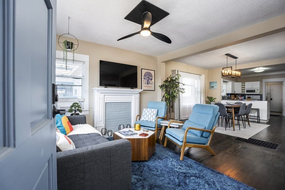 Open floorplan with living room, dining room, large kitchen, and 3 bedrooms.