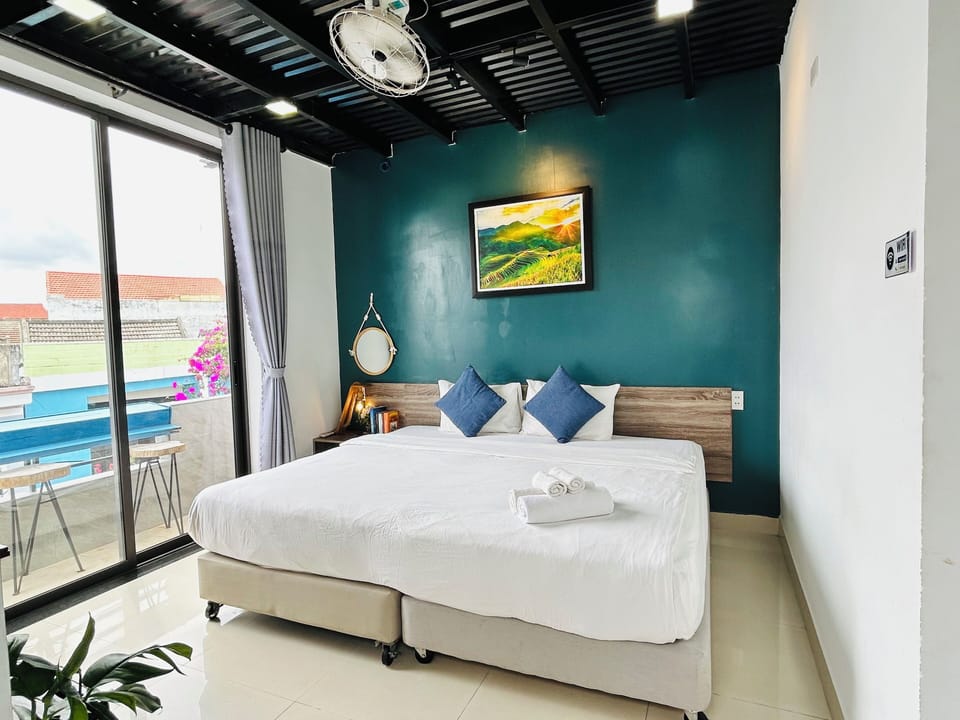 City Double or Twin Room | Living area | 25-inch Smart TV with digital channels, toys, books