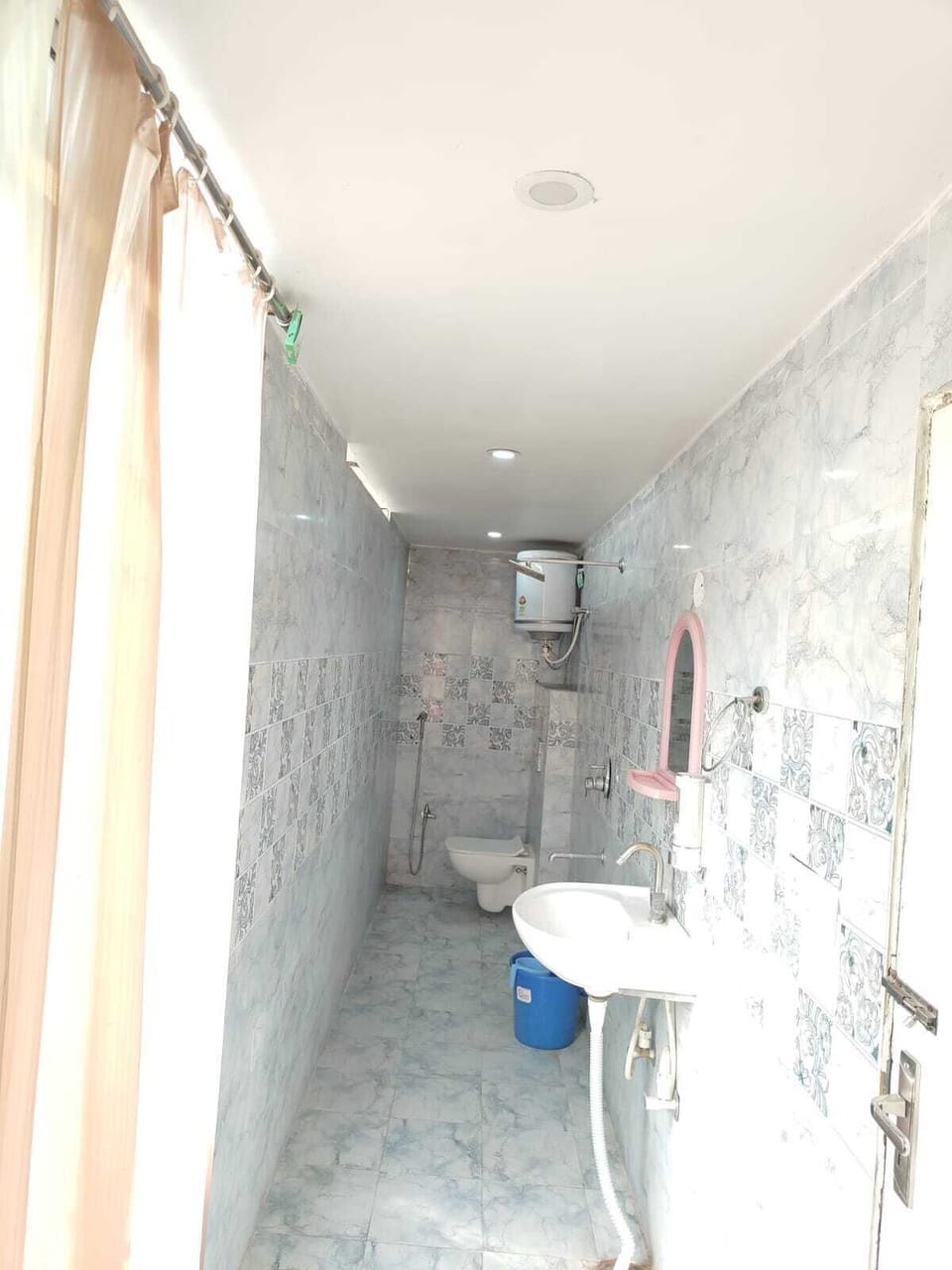 Shower, free toiletries, towels, soap