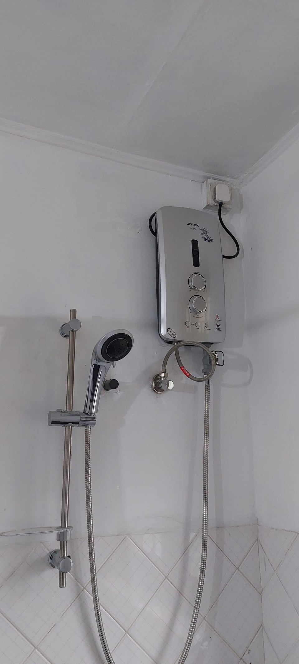 Economy Double Room, Balcony | Bathroom | Slippers, towels, soap, shampoo