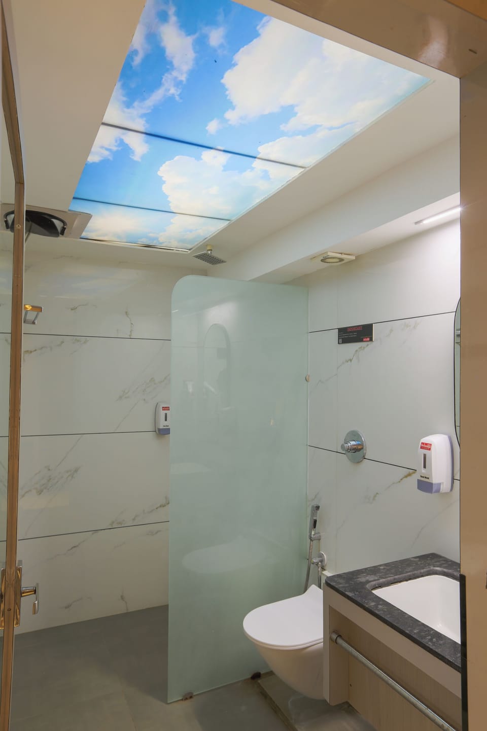 Premium Room | Bathroom | Shower, slippers, towels, soap