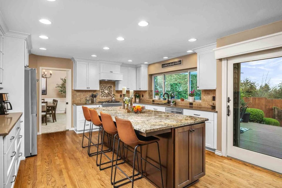 Plenty of room in the kitchen to whip up your favorite meal.