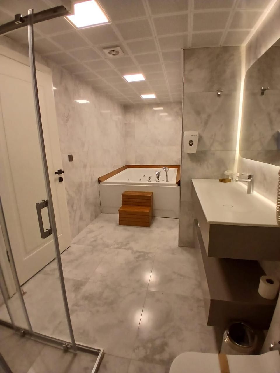 Executive Suite, City View | Bathroom | Slippers