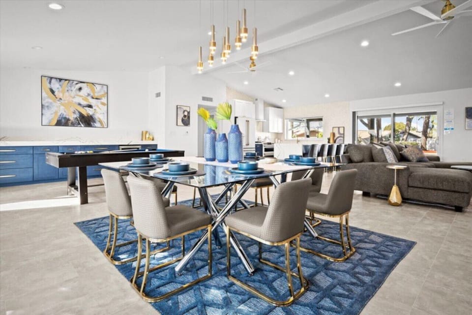 Open floor plan throughout dining area!