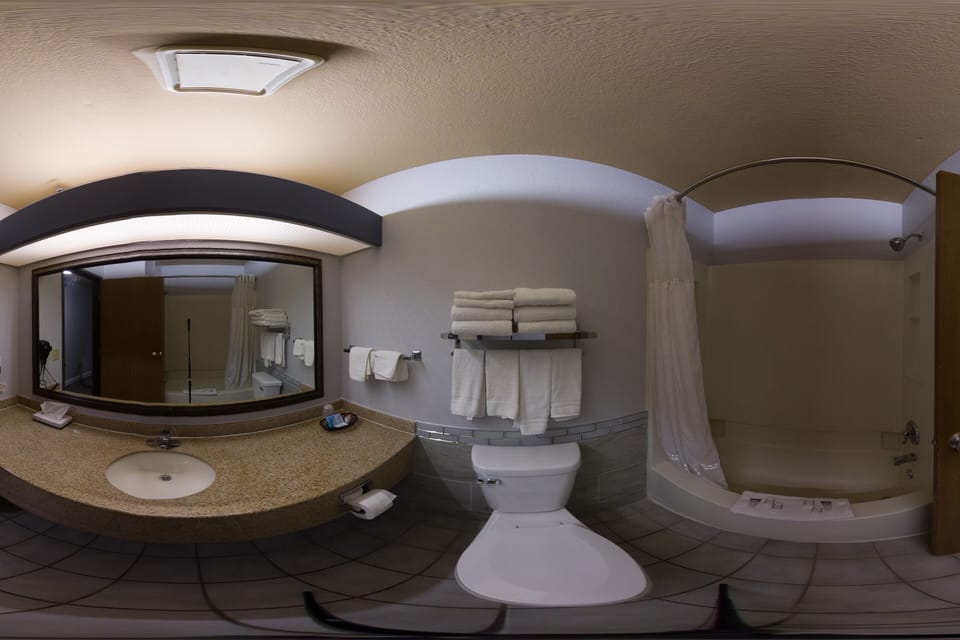 Luxury 1 King Honeymoon Suite with Jacuzzi Oversized Non-Smoking | Bathroom | Free toiletries, towels, soap, shampoo
