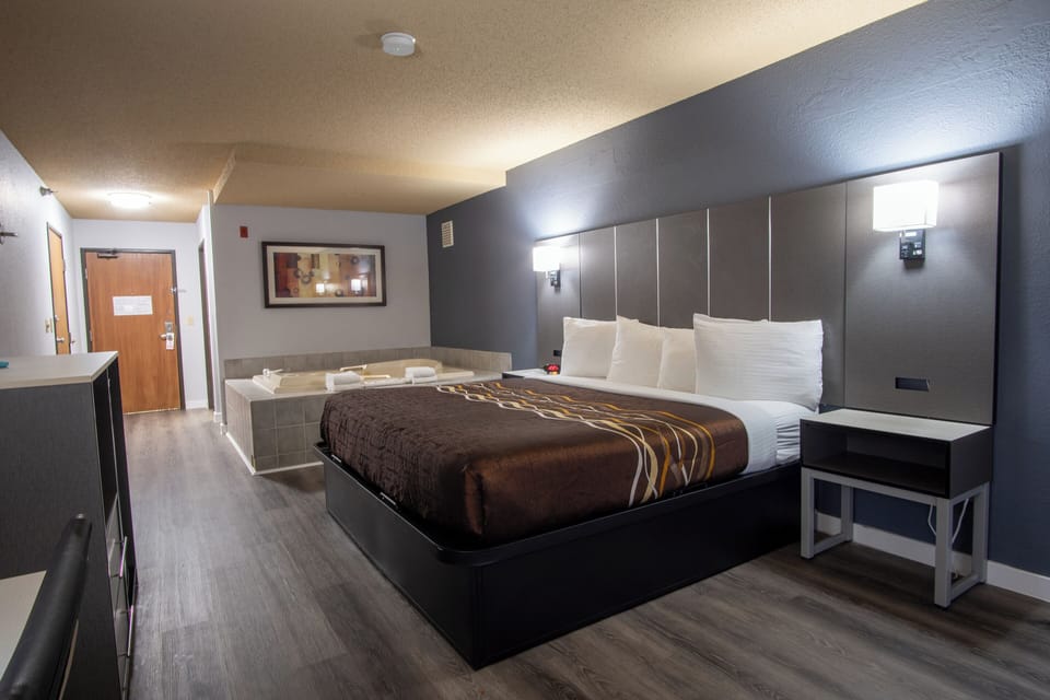 Deluxe Room, 1 King Bed Spa bath Jacuzzi Non-Smoking | Desk, laptop workspace, blackout drapes, soundproofing