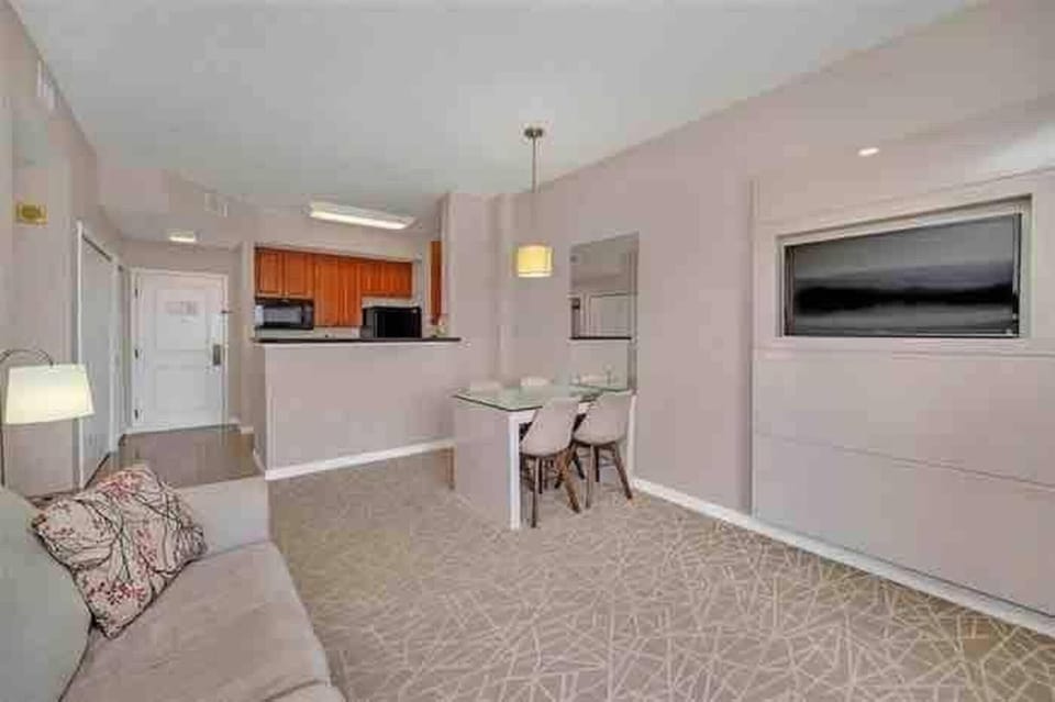 Apartment, 1 Bedroom, Balcony, Pool View | Dining room