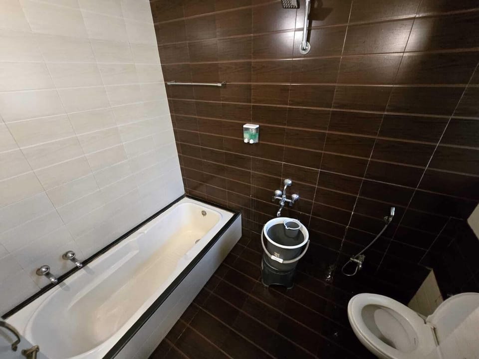 Premier Room | Bathroom | Free toiletries, towels, soap, shampoo