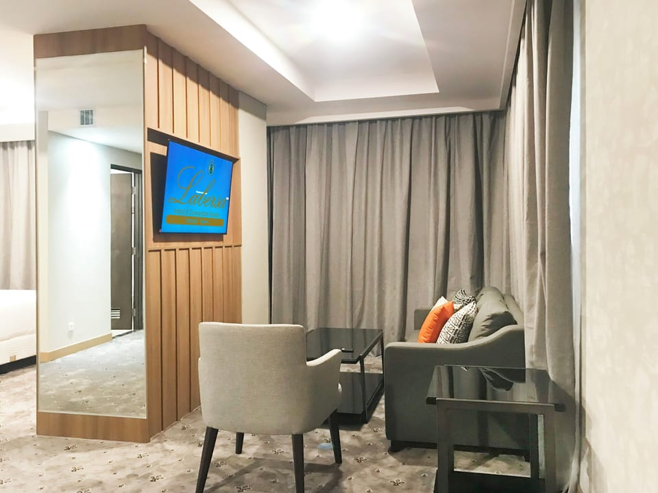 Executive Suite | Premium bedding, Select Comfort beds, desk, blackout drapes