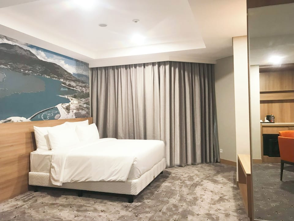 Executive Suite | Premium bedding, Select Comfort beds, desk, blackout drapes