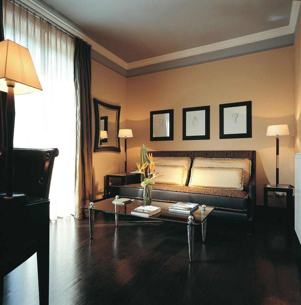 In-room safe, WiFi (free), bed sheets