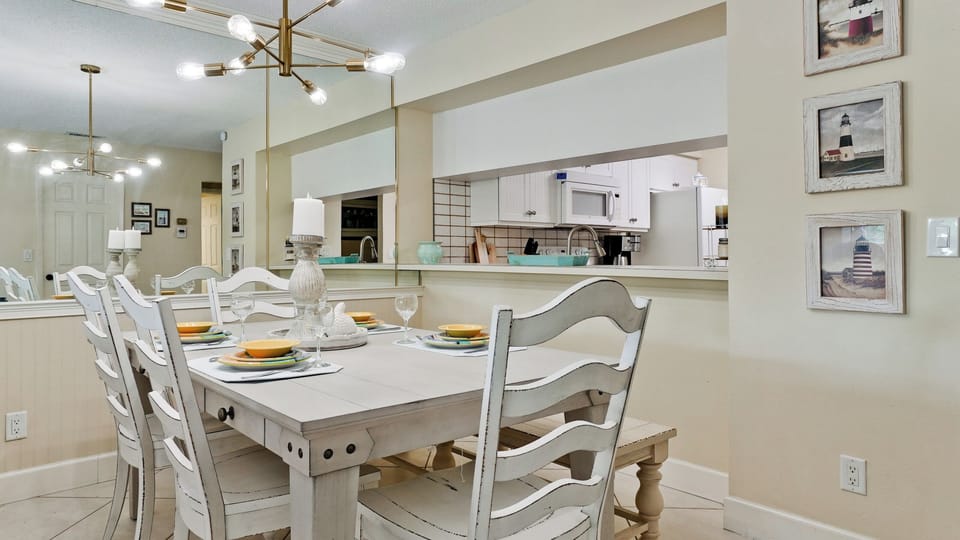 dining room - Plenty of dining for entertaining.